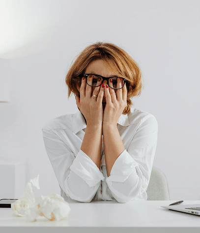 Femme se cachant le visage, gênée par un inconfort urinaire